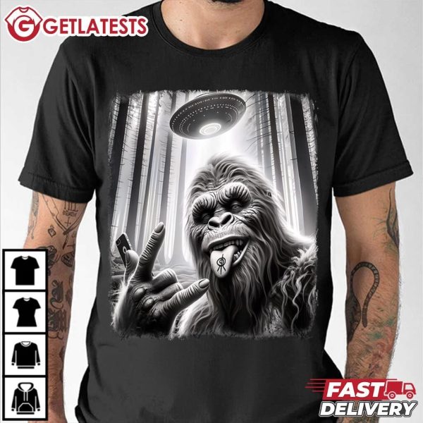 Sasquatch Selfie Rock On UFO Alien Funny Bigfoot T Shirt (3)