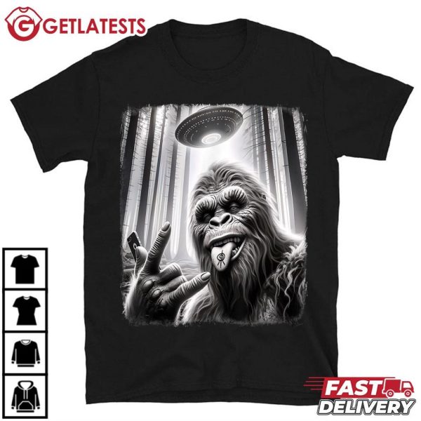 Sasquatch Selfie Rock On UFO Alien Funny Bigfoot T Shirt (2)