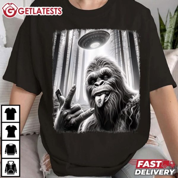 Sasquatch Selfie Rock On UFO Alien Funny Bigfoot T Shirt (1)