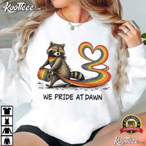 We Pride At Dawn LGBTQ Raccoon Pride Rainbow T-Shirt We Pride At Dawn LGBTQ Raccoon Pride Rainbow T Shirt (4)
