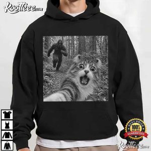Bigfoot Running After American Curl Cat Selfie Funny Sasquatch T-Shirt Bigfoot Running After American Curl Cat Selfie Funny Sasquatch T Shirt (4)