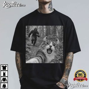Bigfoot Running After American Curl Cat Selfie Funny Sasquatch T-Shirt