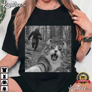 Bigfoot Running After American Curl Cat Selfie Funny Sasquatch T-Shirt Bigfoot Running After American Curl Cat Selfie Funny Sasquatch T Shirt (2)