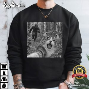 Bigfoot Running After American Curl Cat Selfie Funny Sasquatch T-Shirt Bigfoot Running After American Curl Cat Selfie Funny Sasquatch T Shirt (3)