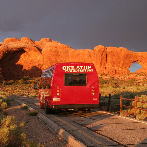 moab-arches-sunset-bus-tour