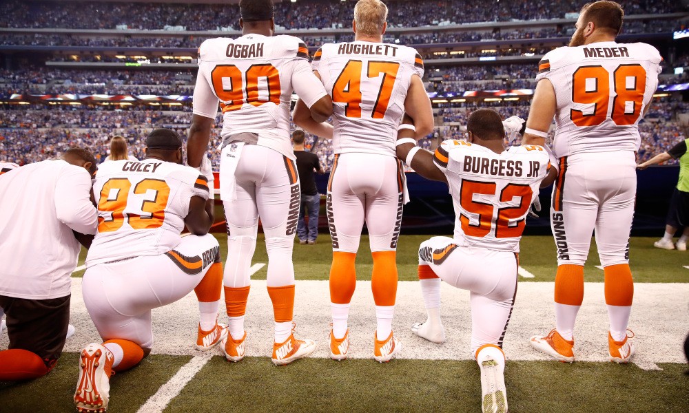 INDIANAPOLIS, IN - SEPTEMBER 24: Members of the Cleveland Browns stand and kneel during the national anthem before the game against the Indianapolis Colts at Lucas Oil Stadium on September 24, 2017 in Indianapolis, Indiana. (Photo by Andy Lyons/Getty Images) ORG XMIT: 700070631 ORIG FILE ID: 853037024