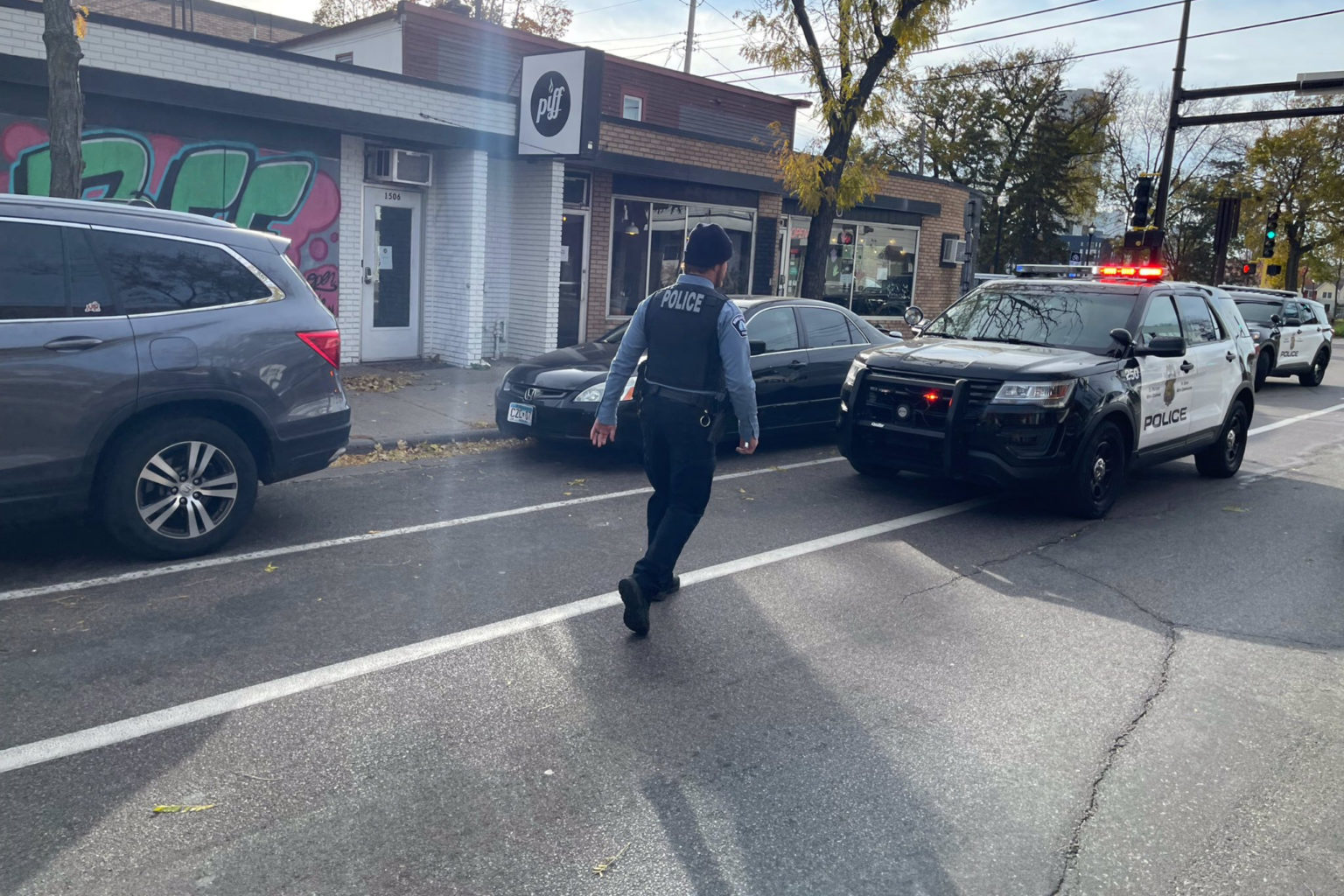 A Minneapolis police officer responds to a robbery in November. (Kyle Hooten/Alpha News)