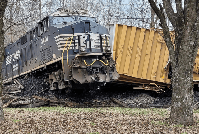 freight train derails