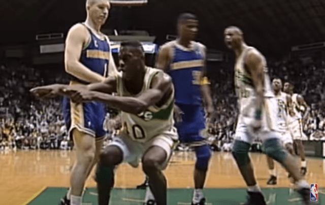 Shawn Kemp in foreground during his playing days. (Screenshot NBA - YouTube)