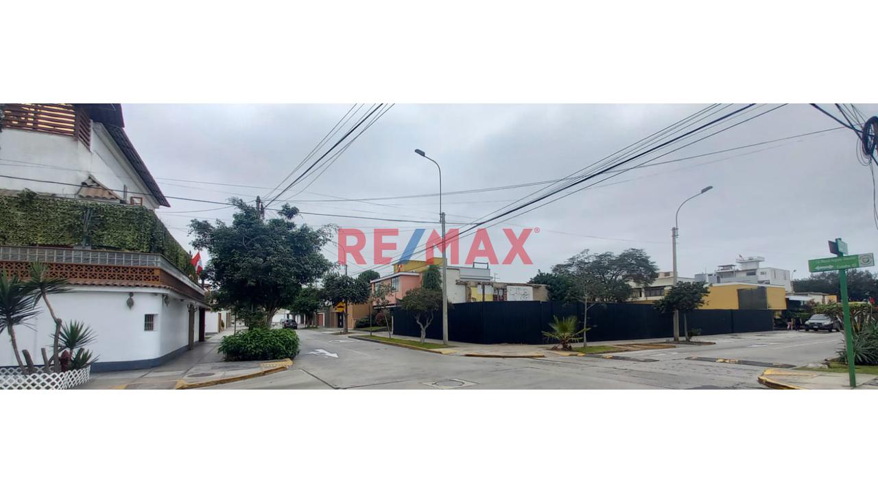 Se Vende Excelente Terreno En Miraflores, Ubicado En Esquina - 2