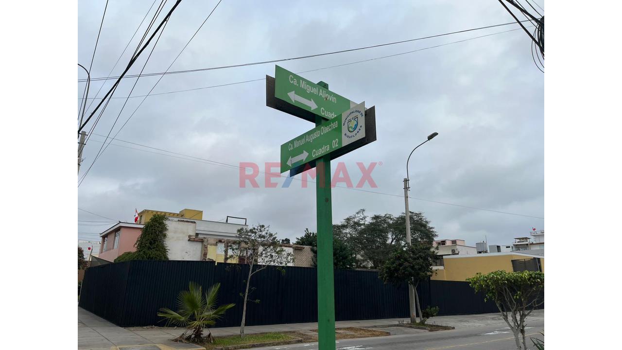 Se Vende Excelente Terreno En Miraflores, Ubicado En Esquina - 1