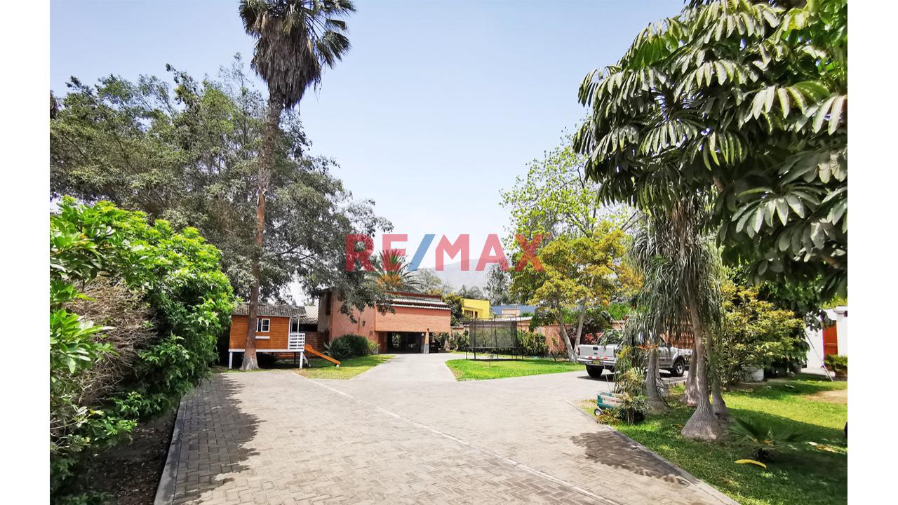 En Venta Amplia Casa -Como Terreno- Con Vista Panorámica A Campo De Golf - Urb. La Planicie – La Molina — foto 4
