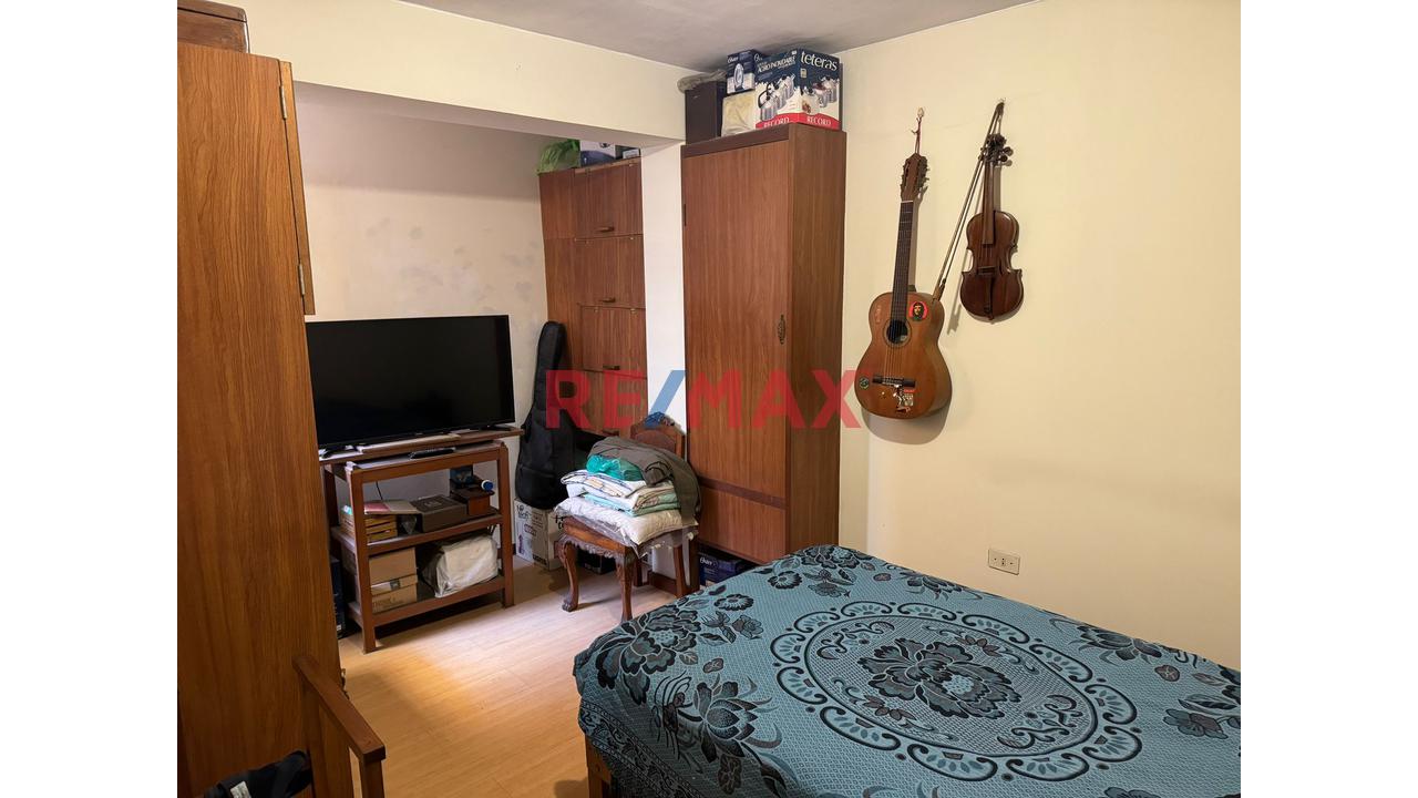 Vendo Amplia Casa- Frente Parque– A 1 Cdra.Universitaria- A Media Cdra.-Av.San Felipe - Comas - 13