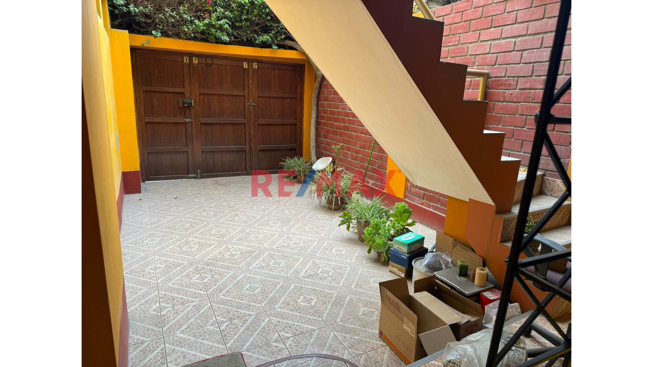 Vendo Amplia Casa- Frente Parque– A 1 Cdra.Universitaria- A Media Cdra.-Av.San Felipe - Comas - 11