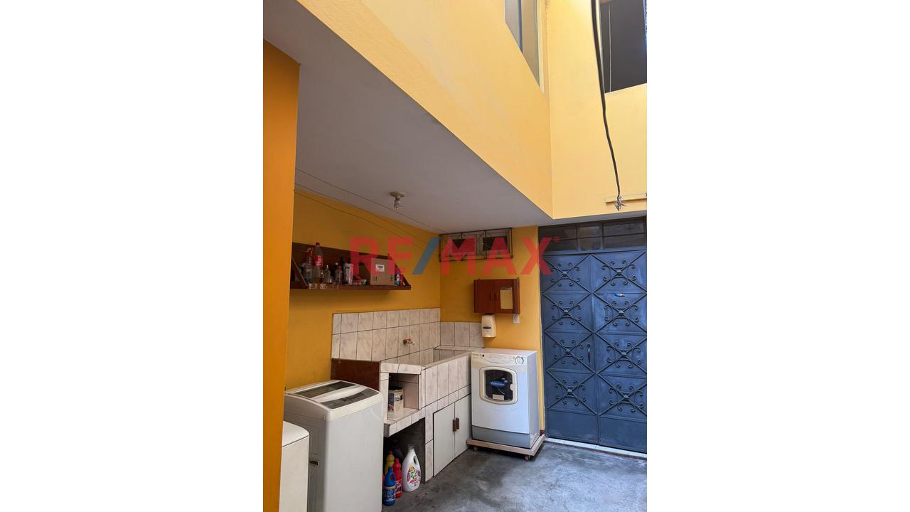 Vendo Amplia Casa- Frente Parque– A 1 Cdra.Universitaria- A Media Cdra.-Av.San Felipe - Comas - 14