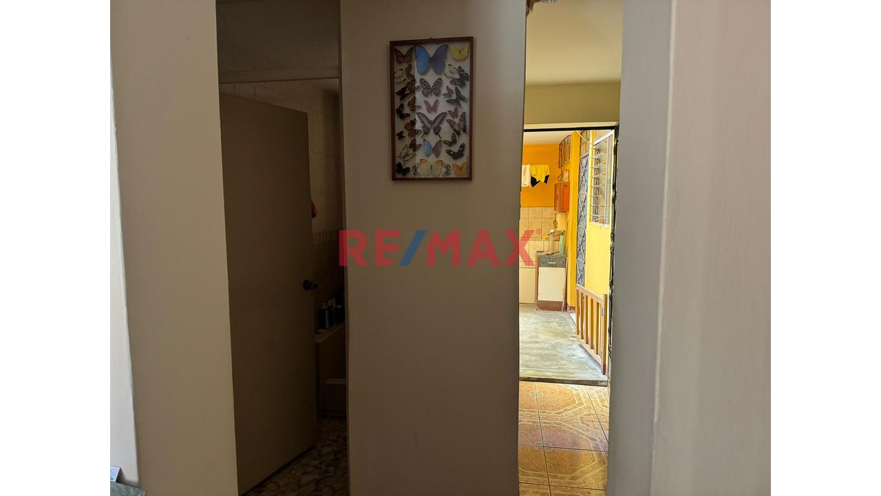 Vendo Amplia Casa- Frente Parque– A 1 Cdra.Universitaria- A Media Cdra.-Av.San Felipe - Comas - 2