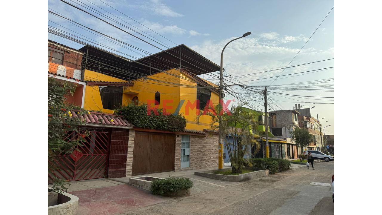 Vendo Amplia Casa- Frente Parque– A 1 Cdra.Universitaria- A Media Cdra.-Av.San Felipe - Comas - 8