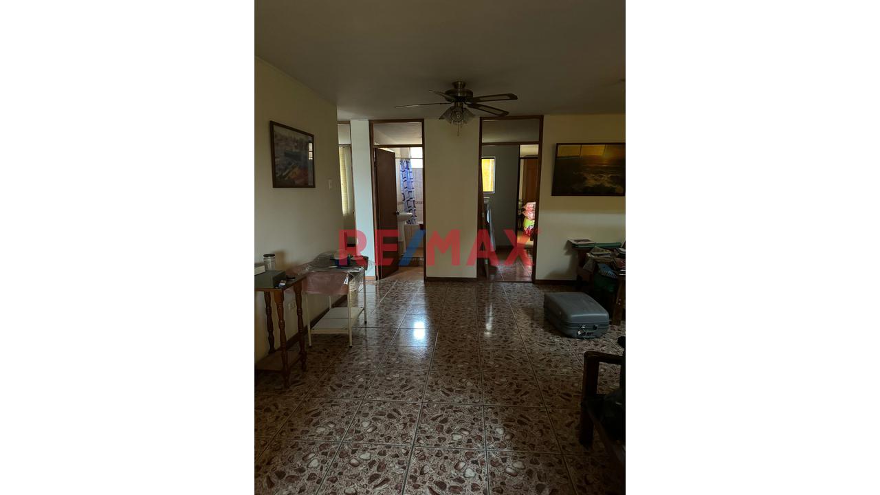 Vendo Amplia Casa- Frente Parque– A 1 Cdra.Universitaria- A Media Cdra.-Av.San Felipe - Comas - 10