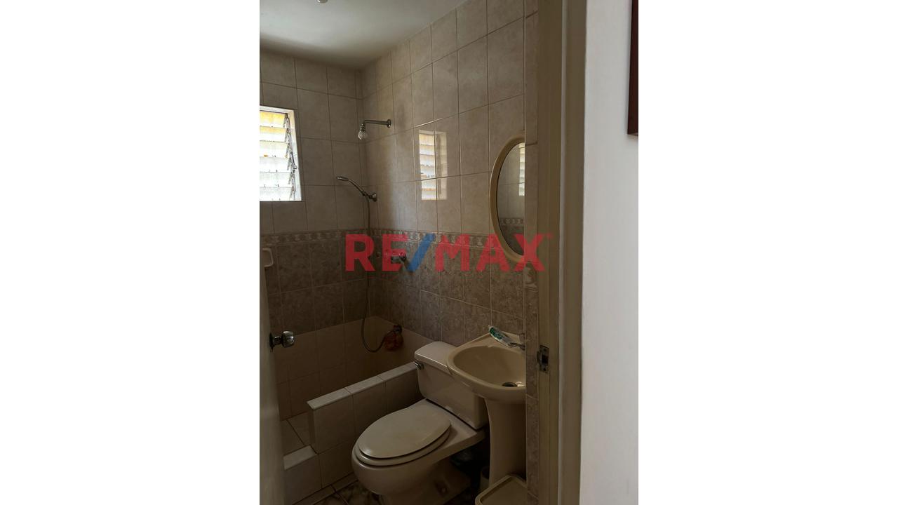 Vendo Amplia Casa- Frente Parque– A 1 Cdra.Universitaria- A Media Cdra.-Av.San Felipe - Comas - 7
