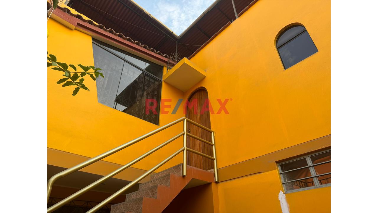 Vendo Amplia Casa- Frente Parque– A 1 Cdra.Universitaria- A Media Cdra.-Av.San Felipe - Comas - 12