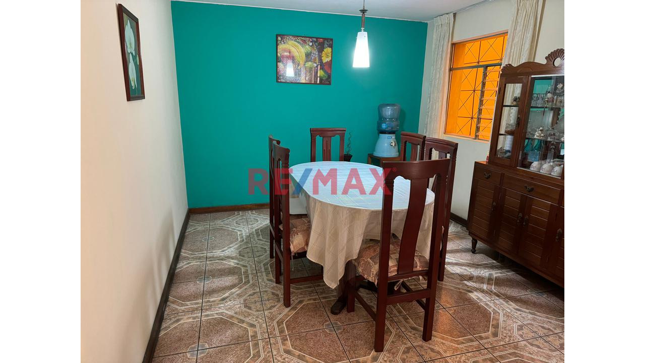 Vendo Amplia Casa- Frente Parque– A 1 Cdra.Universitaria- A Media Cdra.-Av.San Felipe - Comas - 4
