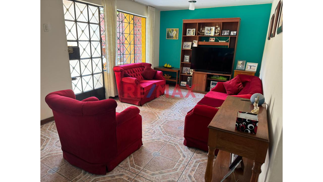 Vendo Amplia Casa- Frente Parque– A 1 Cdra.Universitaria- A Media Cdra.-Av.San Felipe - Comas - 5