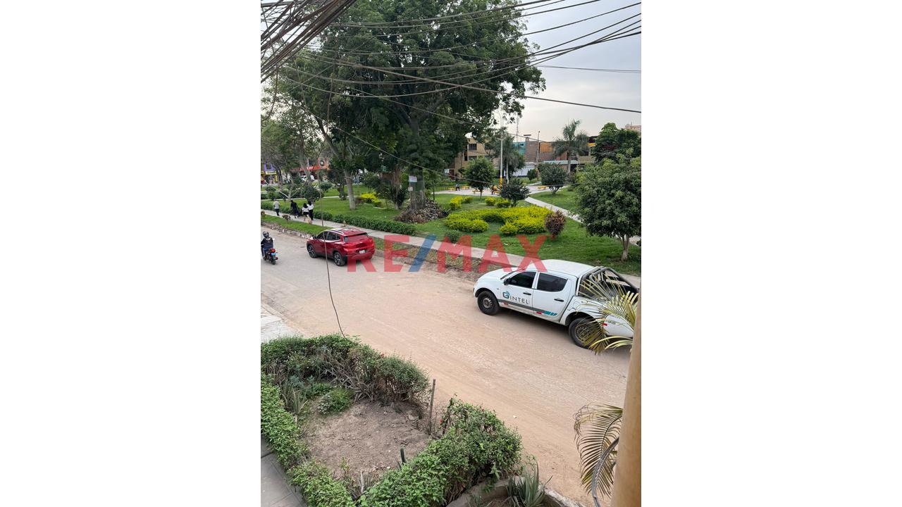Vendo Amplia Casa- Frente Parque– A 1 Cdra.Universitaria- A Media Cdra.-Av.San Felipe - Comas - 3