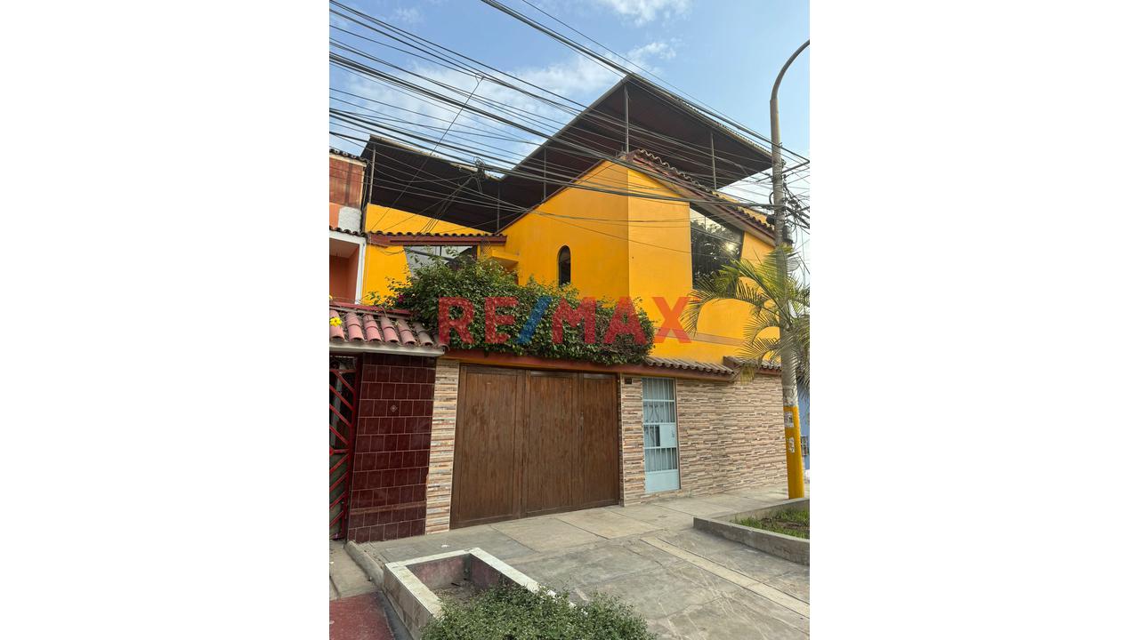 Vendo Amplia Casa- Frente Parque– A 1 Cdra.Universitaria- A Media Cdra.-Av.San Felipe - Comas - 1