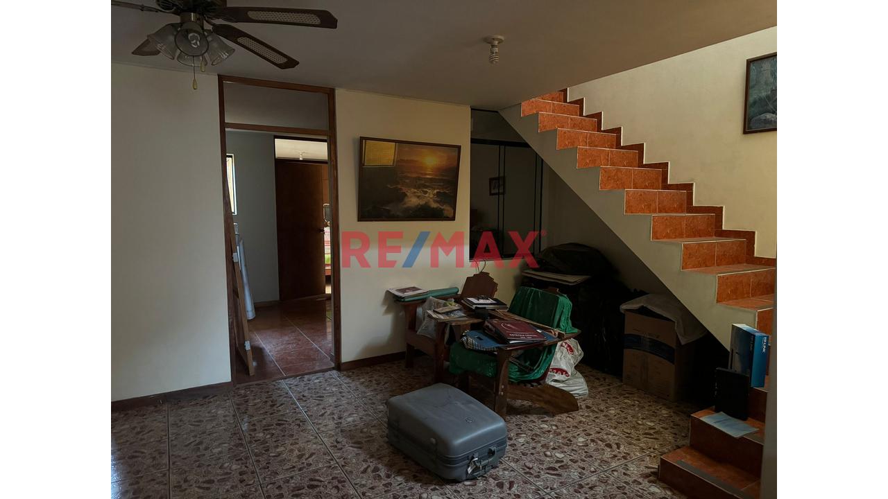 Vendo Amplia Casa- Frente Parque– A 1 Cdra.Universitaria- A Media Cdra.-Av.San Felipe - Comas - 9