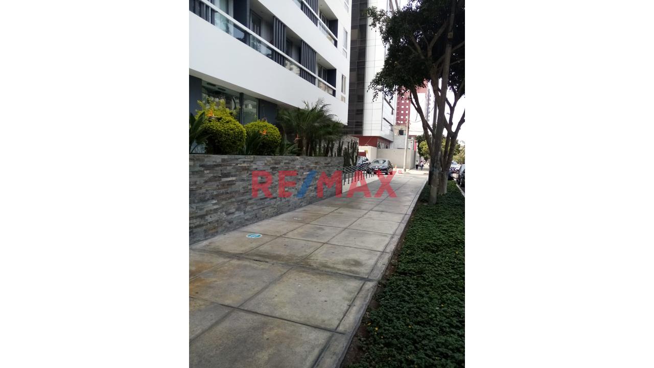 Amplio Departamento, Ubicado En Moderno Edificio 360°- Reducto- Miraflores - Alt. Cdra.8 Av. Benavides — foto 2