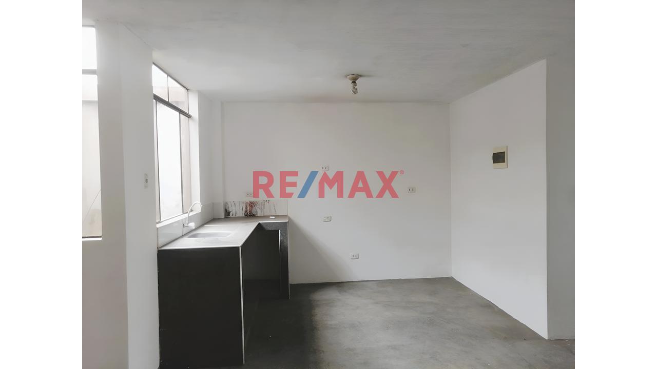 Vendo Casa De 3 Pisos En Urb. "Mariscal Caceres " San Juan De Lurigancho  - Frente A Parque-Cerca Estación Bayovar — foto 9