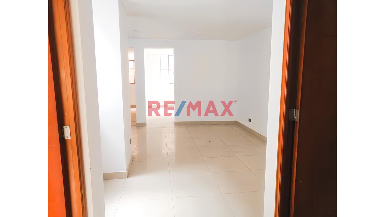 Vendo Casa De 3 Pisos En Urb. "Mariscal Caceres " San Juan De Lurigancho  - Frente A Parque-Cerca Estación Bayovar — foto 4
