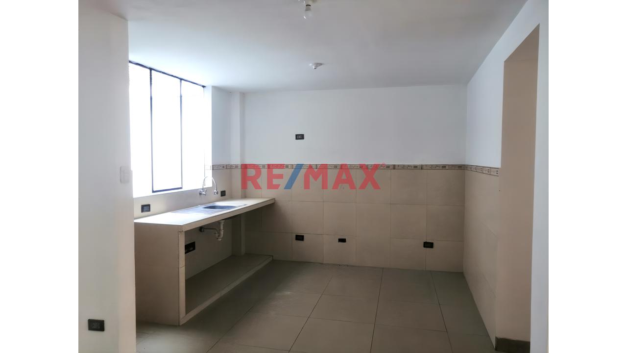 Vendo Casa De 3 Pisos En Urb. "Mariscal Caceres " San Juan De Lurigancho  - Frente A Parque-Cerca Estación Bayovar — foto 12