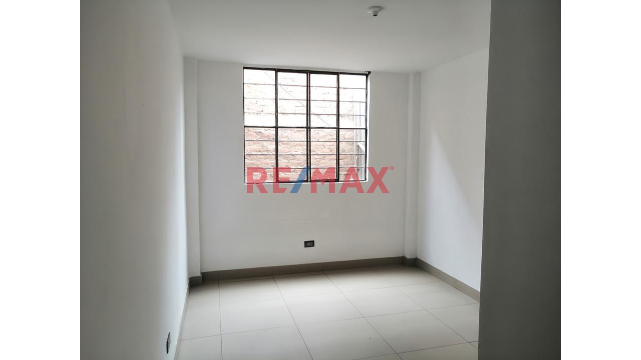 Vendo Casa De 3 Pisos En Urb. "Mariscal Caceres " San Juan De Lurigancho  - Frente A Parque-Cerca Estación Bayovar — foto 2