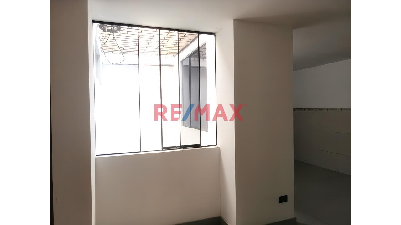 Vendo Casa De 3 Pisos En Urb. "Mariscal Caceres " San Juan De Lurigancho  - Frente A Parque-Cerca Estación Bayovar — foto 3