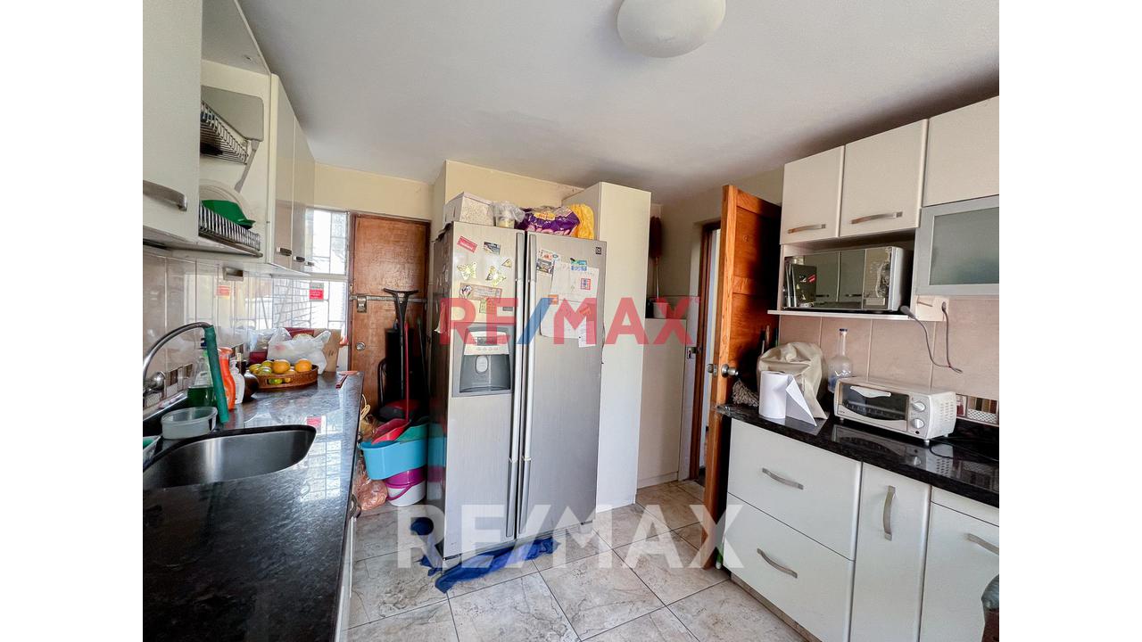 Vendo Casa Con 2 Cocheras En Av. Las Nazarenas Urb. Las Gardenias — foto 10