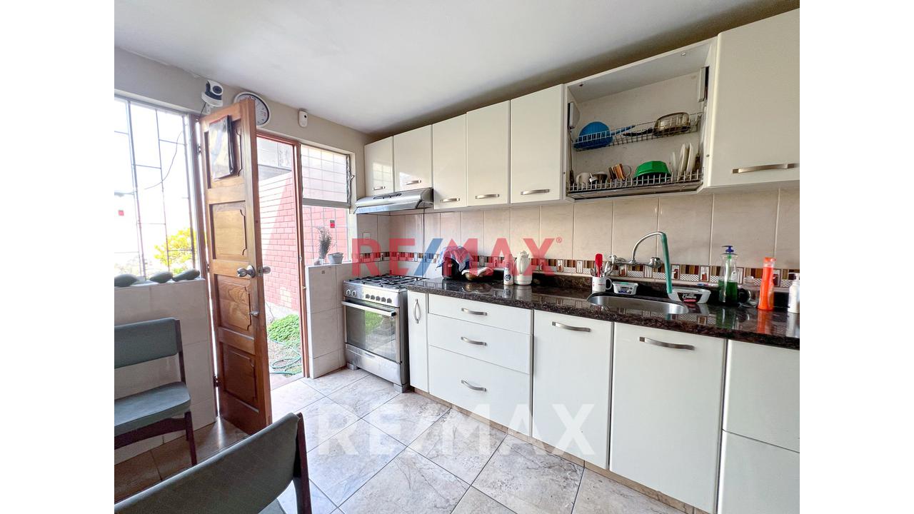 Vendo Casa Con 2 Cocheras En Av. Las Nazarenas Urb. Las Gardenias — foto 9