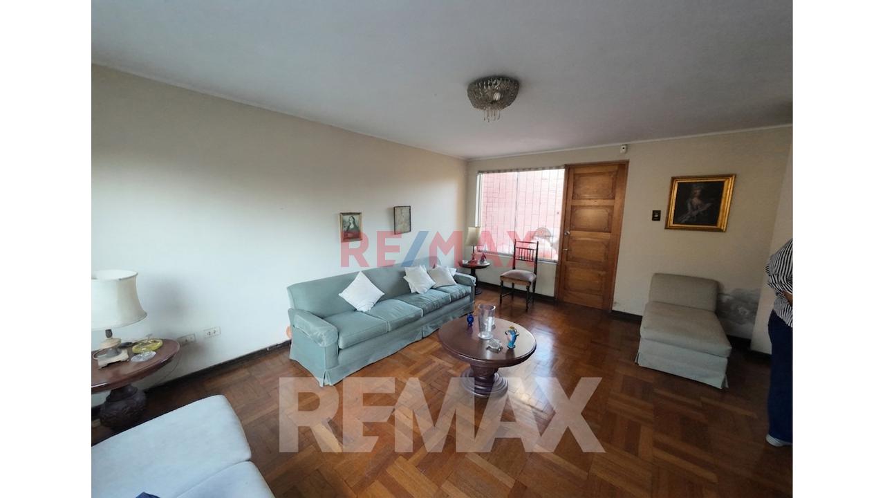 Vendo Casa Con 2 Cocheras En Av. Las Nazarenas Urb. Las Gardenias — foto 3