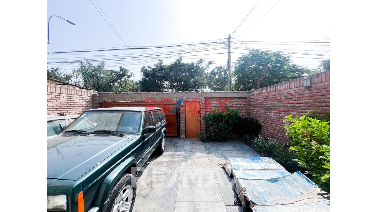 Vendo Casa Con 2 Cocheras En Av. Las Nazarenas Urb. Las Gardenias — foto 4