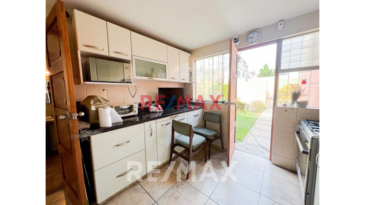 Vendo Casa Con 2 Cocheras En Av. Las Nazarenas Urb. Las Gardenias — foto 11