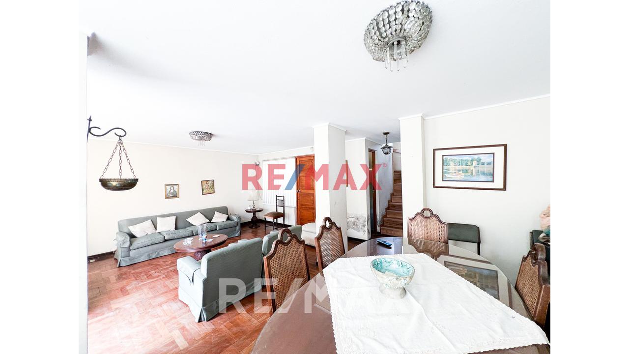 Vendo Casa Con 2 Cocheras En Av. Las Nazarenas Urb. Las Gardenias — foto 7