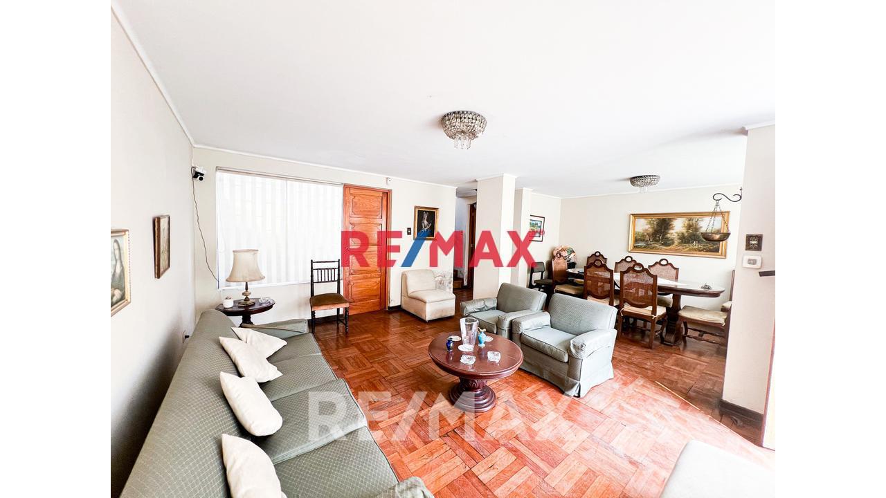 Vendo Casa Con 2 Cocheras En Av. Las Nazarenas Urb. Las Gardenias