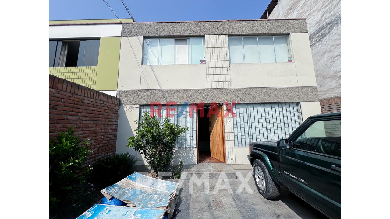 Vendo Casa Con 2 Cocheras En Av. Las Nazarenas Urb. Las Gardenias — foto 2
