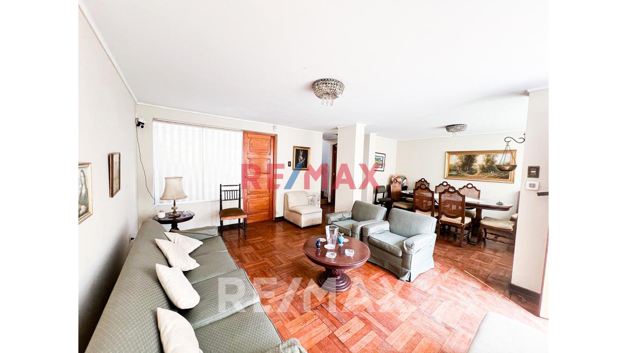 Vendo Casa Con 2 Cocheras En Av. Las Nazarenas Urb. Las Gardenias — foto 5