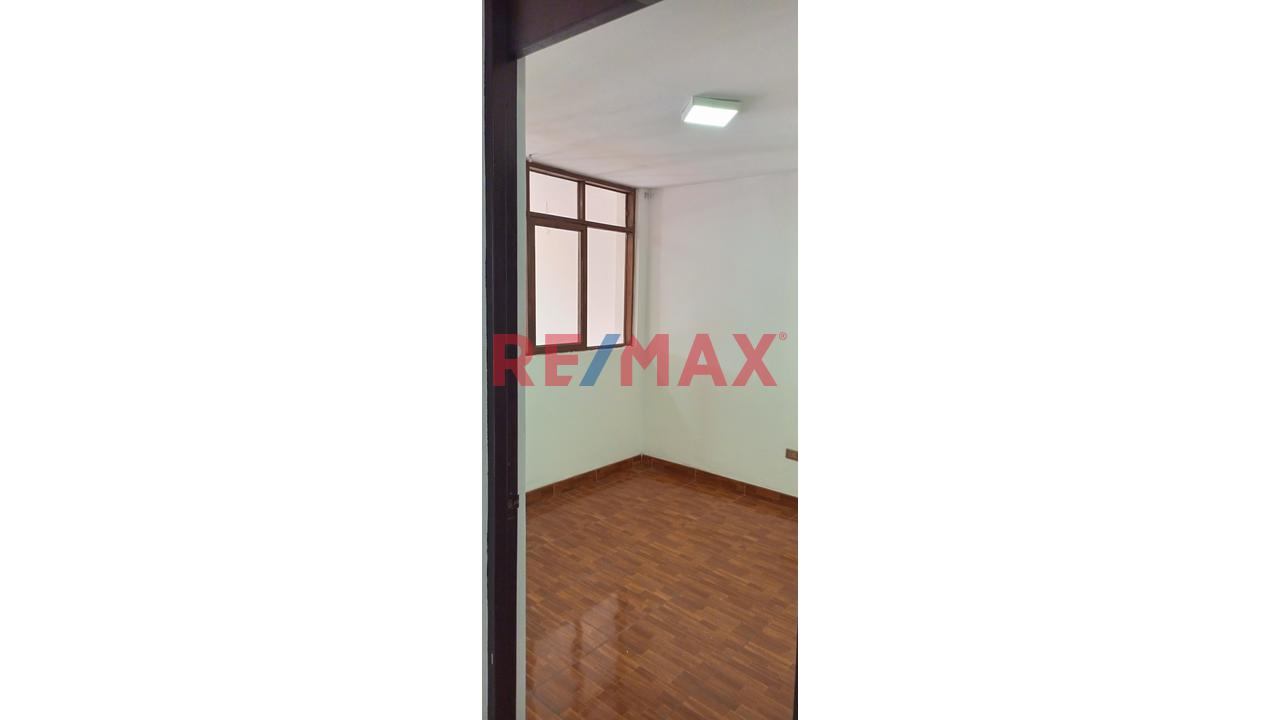 Alquiler De Local Comercial De 120 M2 En Una Excelente Ubicación En Plena Avenida Micaela Bastidas Comas — foto 12