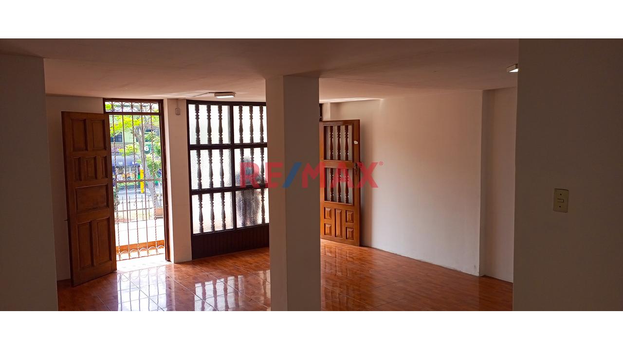 Alquiler De Local Comercial De 120 M2 En Una Excelente Ubicación En Plena Avenida Micaela Bastidas Comas — foto 3
