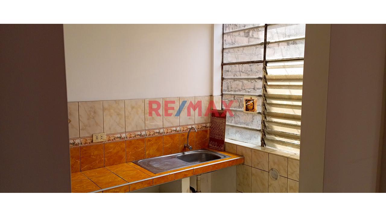 Alquiler De Local Comercial De 120 M2 En Una Excelente Ubicación En Plena Avenida Micaela Bastidas Comas — foto 11