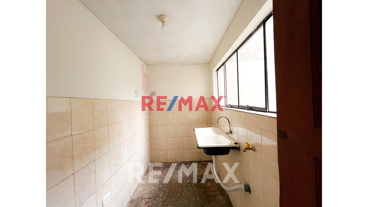 Se Vende Casa De 4 Pisos En Esquina A Una Cuadra De La Estacion Atocongo En Sjm - 11