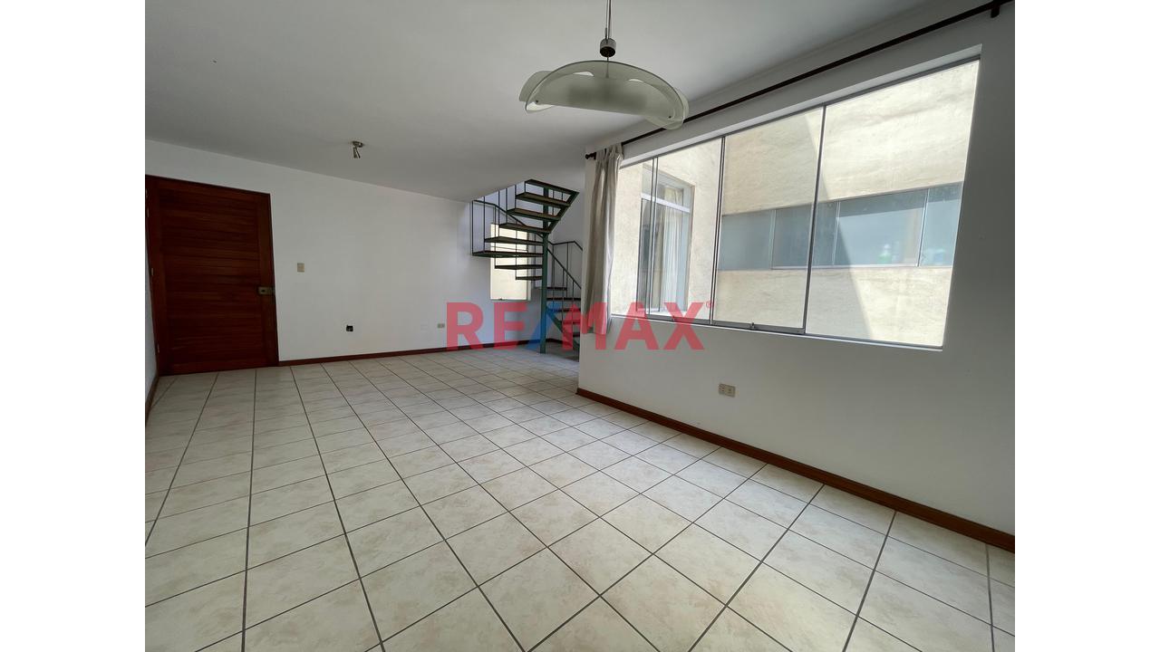 Se Vende Amplio Y Acogedor Duplex En Piso 2 - Portada Del Sol La Molina - 2