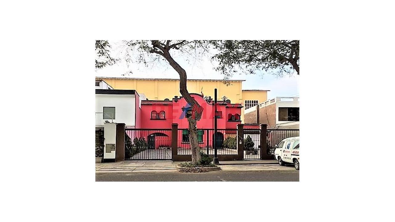 Ventade Casa A Precio De Terreno En San Isidro - 1